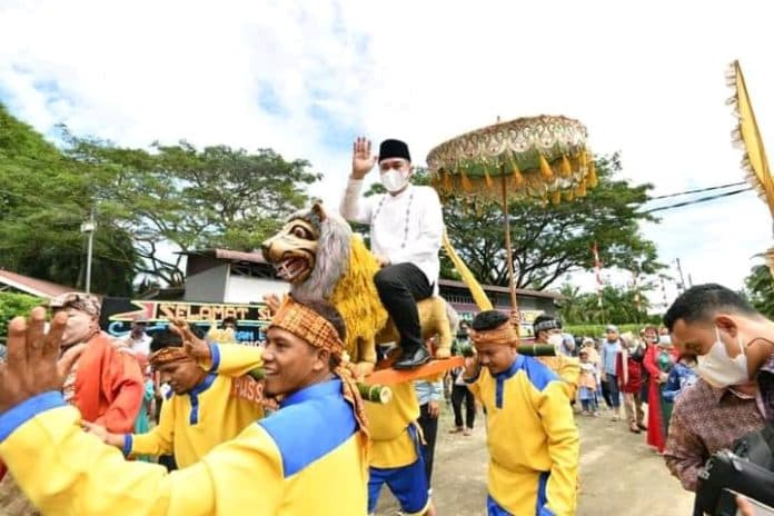 disambut_tari_merak_bupati_batu_bara_saksikan_pelantikan_paguyuban_sunda