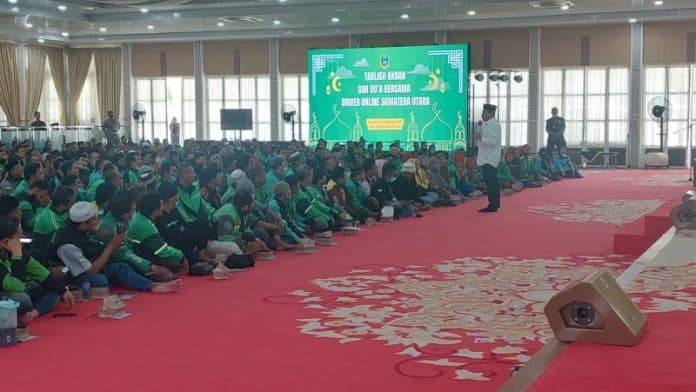 doa_bersama_dengan_ratusan_ojol_gubernur_edy_ingatkan_selalu_bersifat_jujur