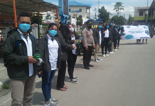 edukasi_warga_patuhi_prokes_mahasiswa_it_del_sitoluama_bagikan_masker