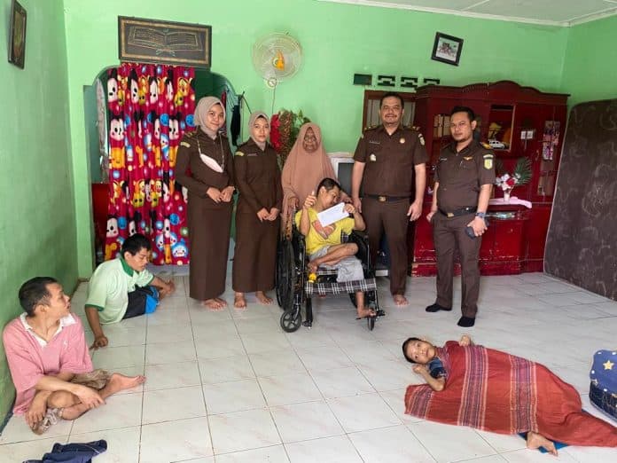empat_bersaudara_penderita_lumpuh_layu_mendapat_bantuan_persaja_kejari_simalungun