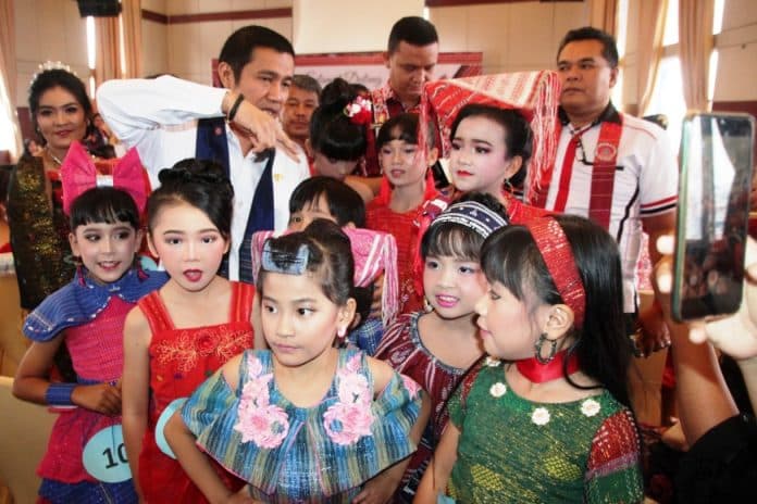 fashion_show_anak_anak_meriahkan_hari_ulos