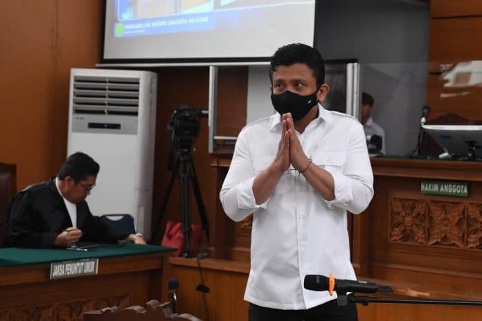 ferdy_sambo_tiba_di_pn_jaksel_pakai_kemeja_putih_akan_hadapi_putusan_sela