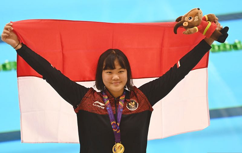 flairene_rebut_emas_di_nomor_100_m_gaya_punggung_putri_sea_games_2021