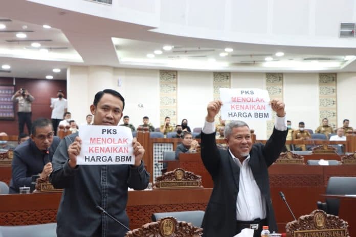 fraksi_pks_interupsi_di_rapat_paripurna_menyatakan_tolak_kenaikan_bbm
