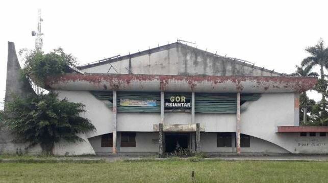 gor_siantar_tak_terawat_dan_bau_pesing