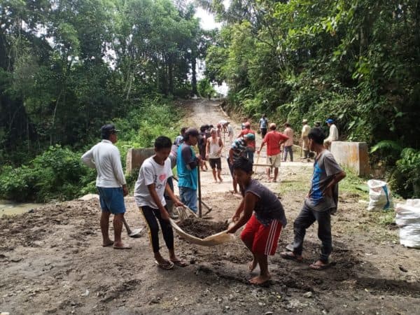 gotong_royong_perbaiki_jalan_warga_simodong_minta_partisipasi_dprd_pengusaha_dan_anak_rantau
