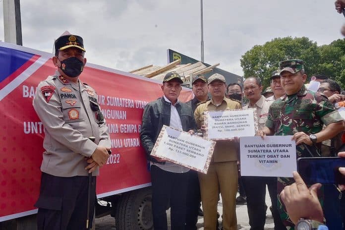 gubernur_edy_rahmayadi_serahkan_bantuan_material_bangunan_sembako_dan_obat_obatan