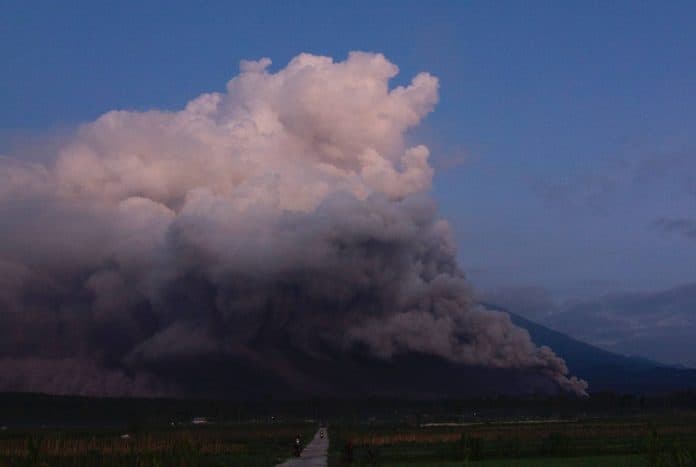 gunung_semeru_di_jatim_erupsi_jepang_beri_peringatan_ancaman_tsunami