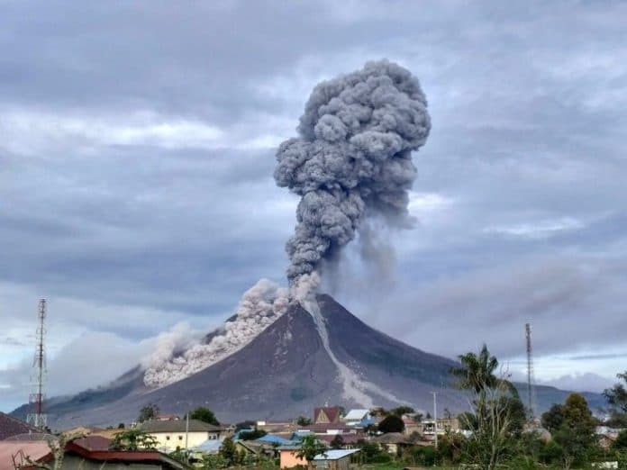 gunung_sinabung_kembali_semburkan_debu_1000_meter