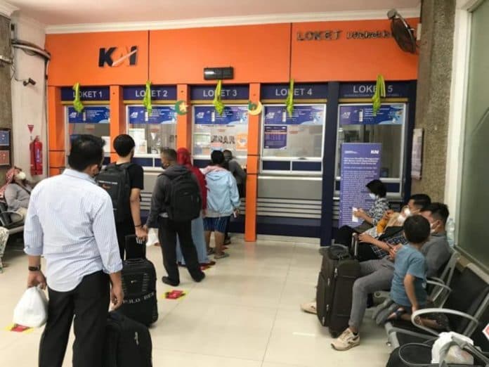 h_2_lebaran_37698_tiket_kereta_api_mudik_di_sumut_terjual