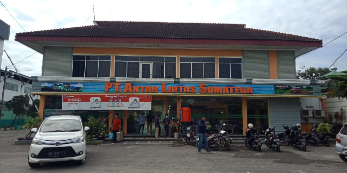 h_4_penumpang_bus_di_medan_sepi