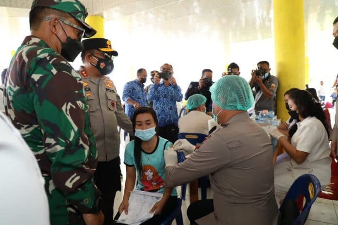 hari_pahlawan_kapoldasu_gencarkan_vaksinasi_covid_19_di_nias