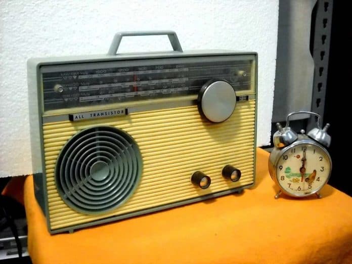 hidup_tanpa_internet_siswa_borneo_belajar_dari_radio_selama_pandemi_covid_19