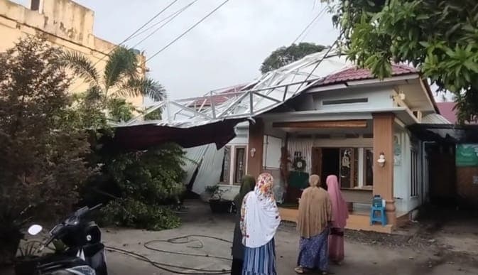 hujan_dan_angin_kencang_terpa_kisaran_atap_rumah_warga_terbang