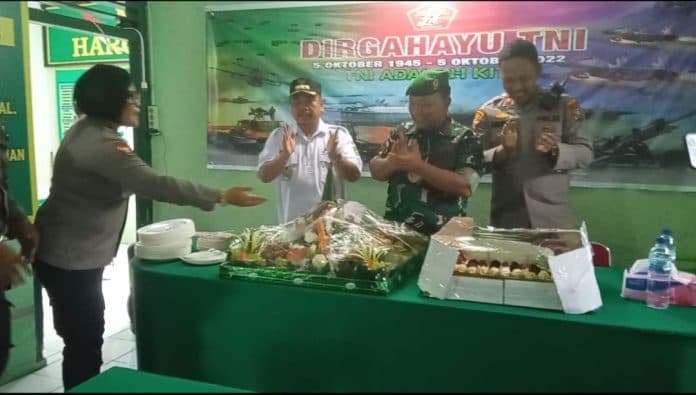 hut_tni_polsek_medan_timur_beri_kejutan_kue_tar_kepada_danramil