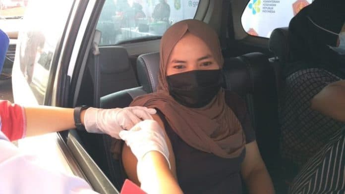 ingin_sehat_tenaga_pendidik_di_medan_ikuti_vaksinasi_drive_thru