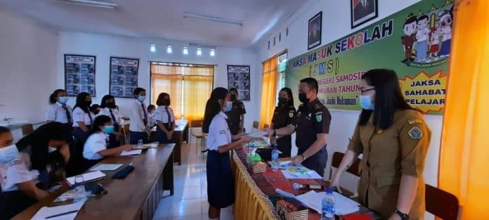 jaksa_samosir_masuk_sekolah_lakukan_penyuluhan_hukum_di_smpn_1_pangururan