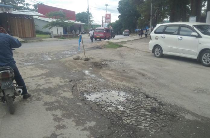 jalan_kartini_di_toba_berlobang_ancam_keselamatan_warga_dan_pengguna_jalan