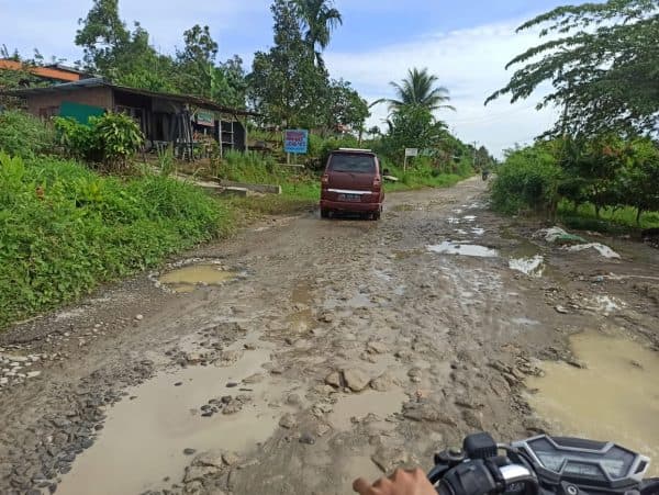 jalan_menuju_3_nagori_di_kecamatan_sidamanik_simalungun_rusak_parah