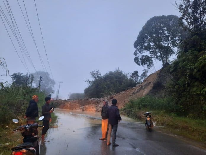 jalan_nasional_sidikalang_dolok_sanggul_tertimbun_longsor