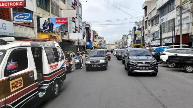 jalan_sutomo_siantar_langganan_macet_banyak_kendaraan_parkir_berlapis