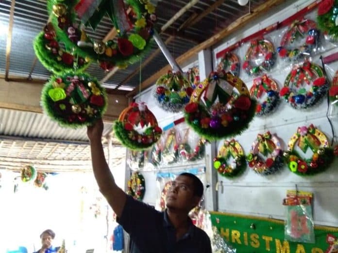 jelang_merry_christmas_pengerajin_pohon_natal_banyak_orderan_ini_harganya