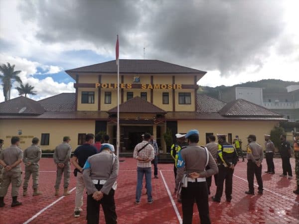jelang_pelantikan_bupati_dan_wakil_bupati_samosir_aph_gelar_patroli_gabungan