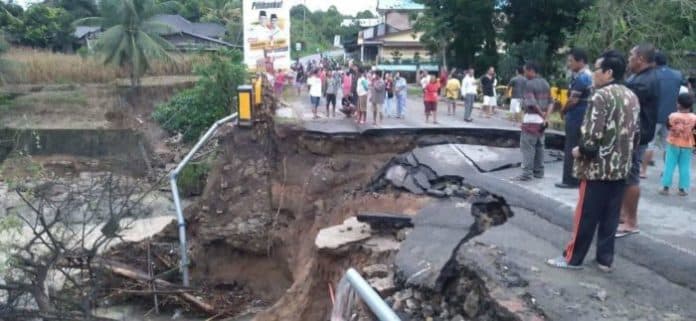 jembatan_bah_tongguran_di_tanah_jawa_putus