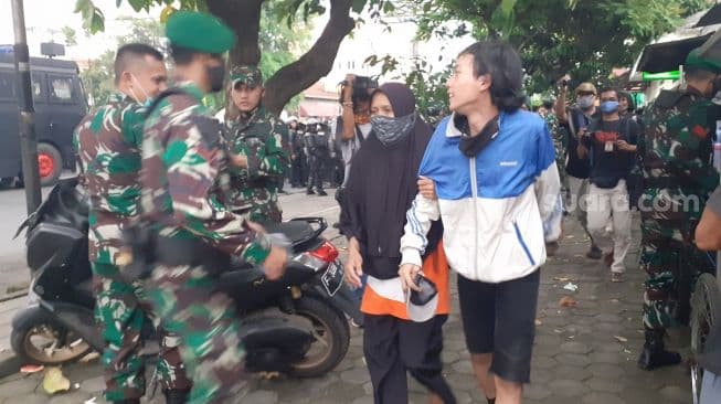 jemput_anaknya_ikut_demo_emak_emak_cari_uang_susah