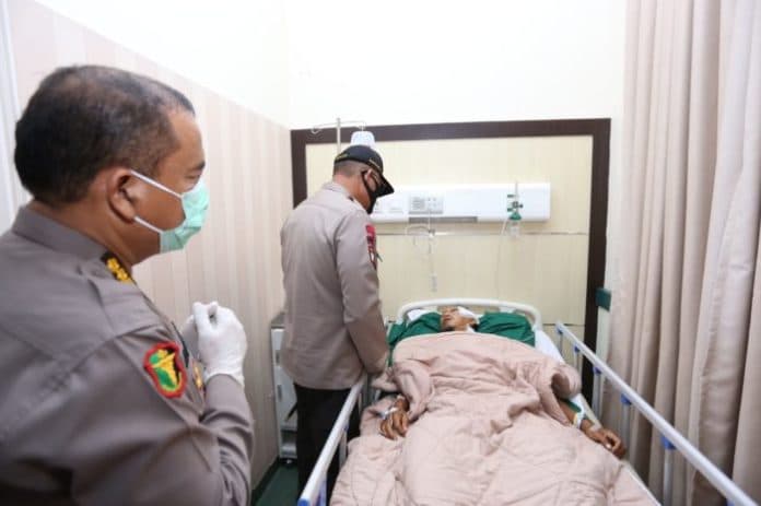 jenguk_anggota_polisi_yang_dibacok_di_belawan_ini_penjelasan_kapoldasu