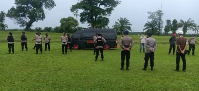 jibom_brimob_poldasu_musnahkan_granat_nanas_yang_ditemukan_di_tebing_tinggi