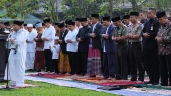 jokowi_sholat_ied_di_istana_bogor_bersama_keluarga