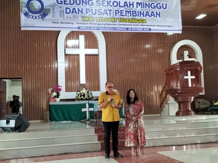 junimart_girsang_center_bantu_rp60_juta_pembangunan_gedung_sekolah_minggu_hkbp_tigalingga_dairi