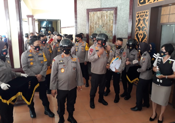 kabaharkam_polri_perkenalkan_helm_smart_kc_wearable_di_poldasu