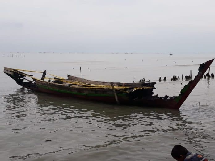 kapal_nelayan_dibakar_warga_di_pantai_labu