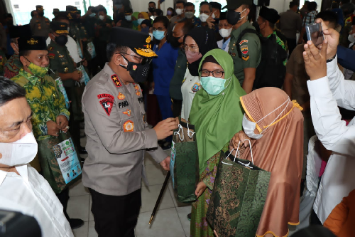 kapolda_sumut_tinjau_gerakan_sejuta_vaksin_booster_di_balairung_deli_serdang