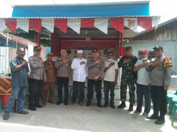 kapolres_pelabuhan_belawan_tinjau_satkamling_merah_putih_paya_pasir