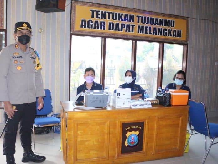 kapolres_tebing_tinggi_monitoring_vaksinasi_massal_di_aula_kamtibmas
