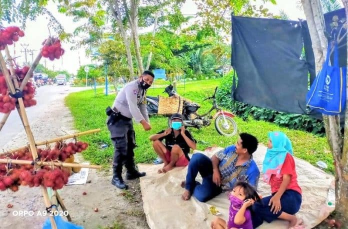 kapolsek_lima_puluh_imbau_warga_patuhi_prokes_saat_berdagang