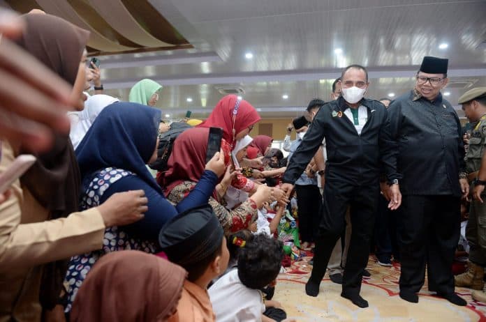 kolase_guru_patimpus_raih_rekor_muri_gubsu_bergembira_bersama_ribuan_pelajar