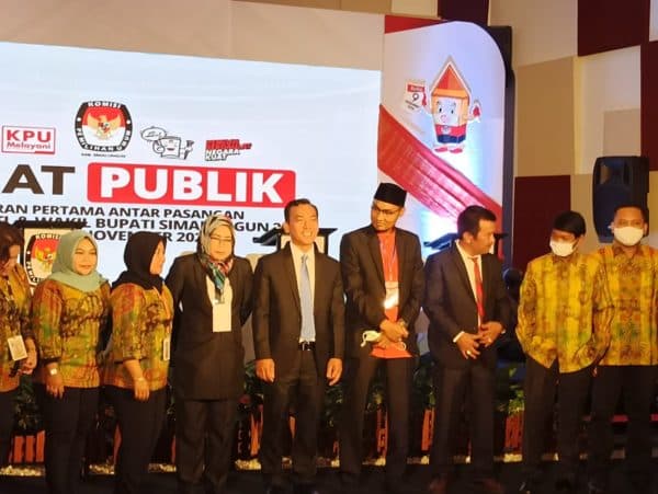 komisioner_kpud_simalungun_foto_bersama_tanpa_prokes_usai_debat_paslon