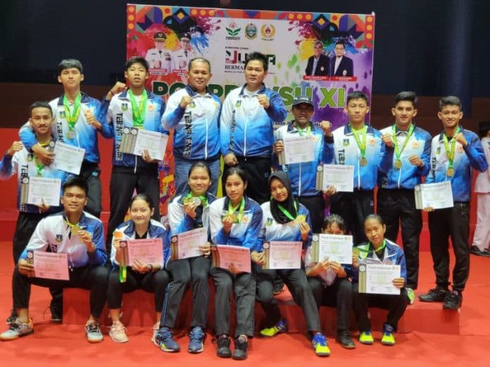 kontingen_kota_tebing_tinggi_juara_umum_cabang_bulu_tangkis_di_porprovsu_2022