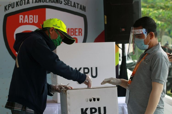 layani_pemilih_disabilitas_rungu_petugas_tps_boleh_buka_masker