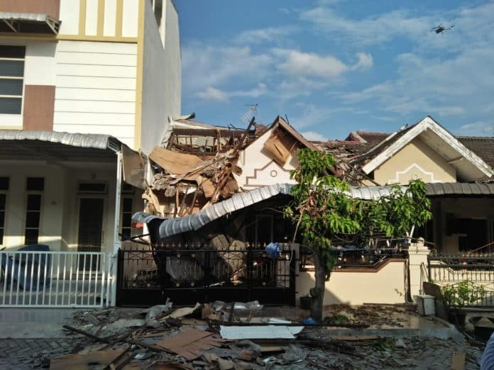 ledakan_guncang_komplek_cemara_asri_satu_rumah_dan_mobil_hancur
