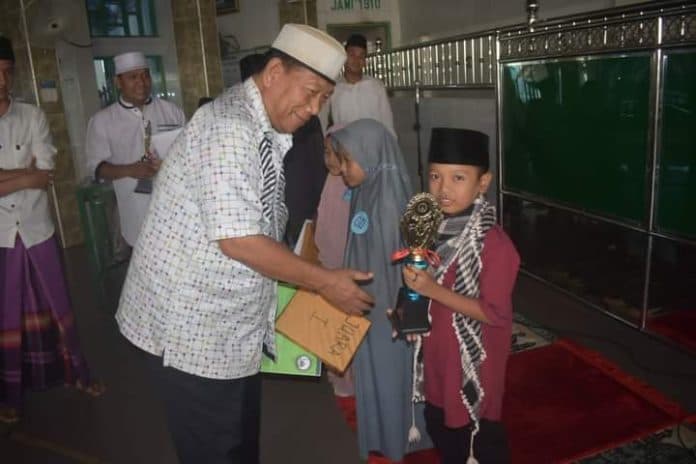 m_syahmi_ikhtikar_dan_dedi_al_rafka_juara_lomba_hafalan_al_quran_dan_adzan_di_galang