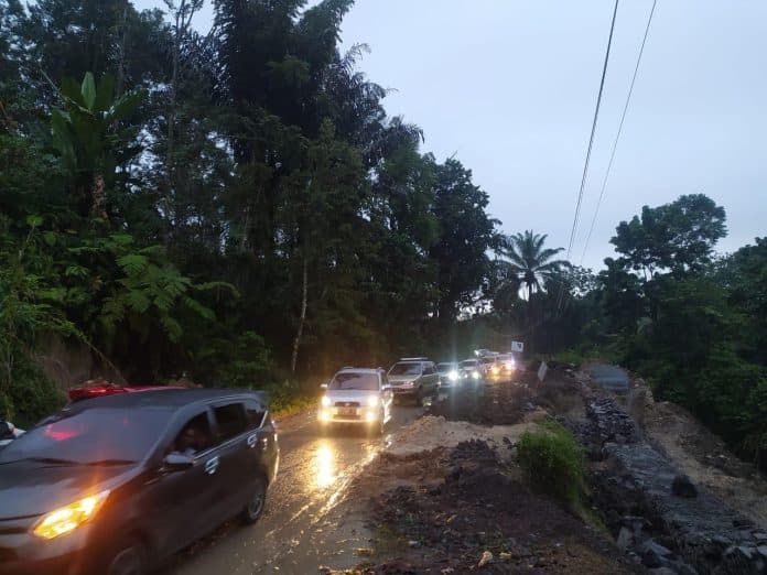 material_perbaikan_longsor_di_tigabolon_simalungun_timbulkan_kemacetan