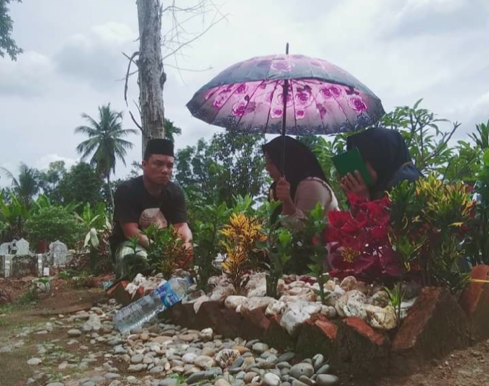 memasuki_ramadhan_umat_muslim_mulai_melakukan_ziarah_kubur