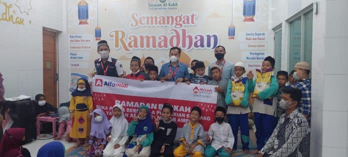 memetik_berkah_recehan_jadi_bantuan_alfamidi_berbagi_bersama_anak_panti_asuhan