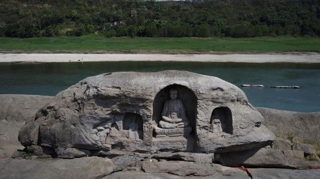 menakjubkan_sungai_yangtze_menyusut_patung_patung_buddha_kuno_bermunculan