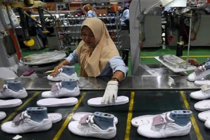 pabrik_sepatu_di_tangerang_bakal_phk_1800_pegawai